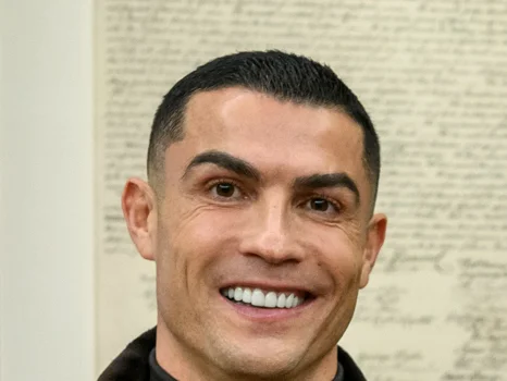 Cristiano Ronaldo ler mot kameran i ett porträtt från 2025