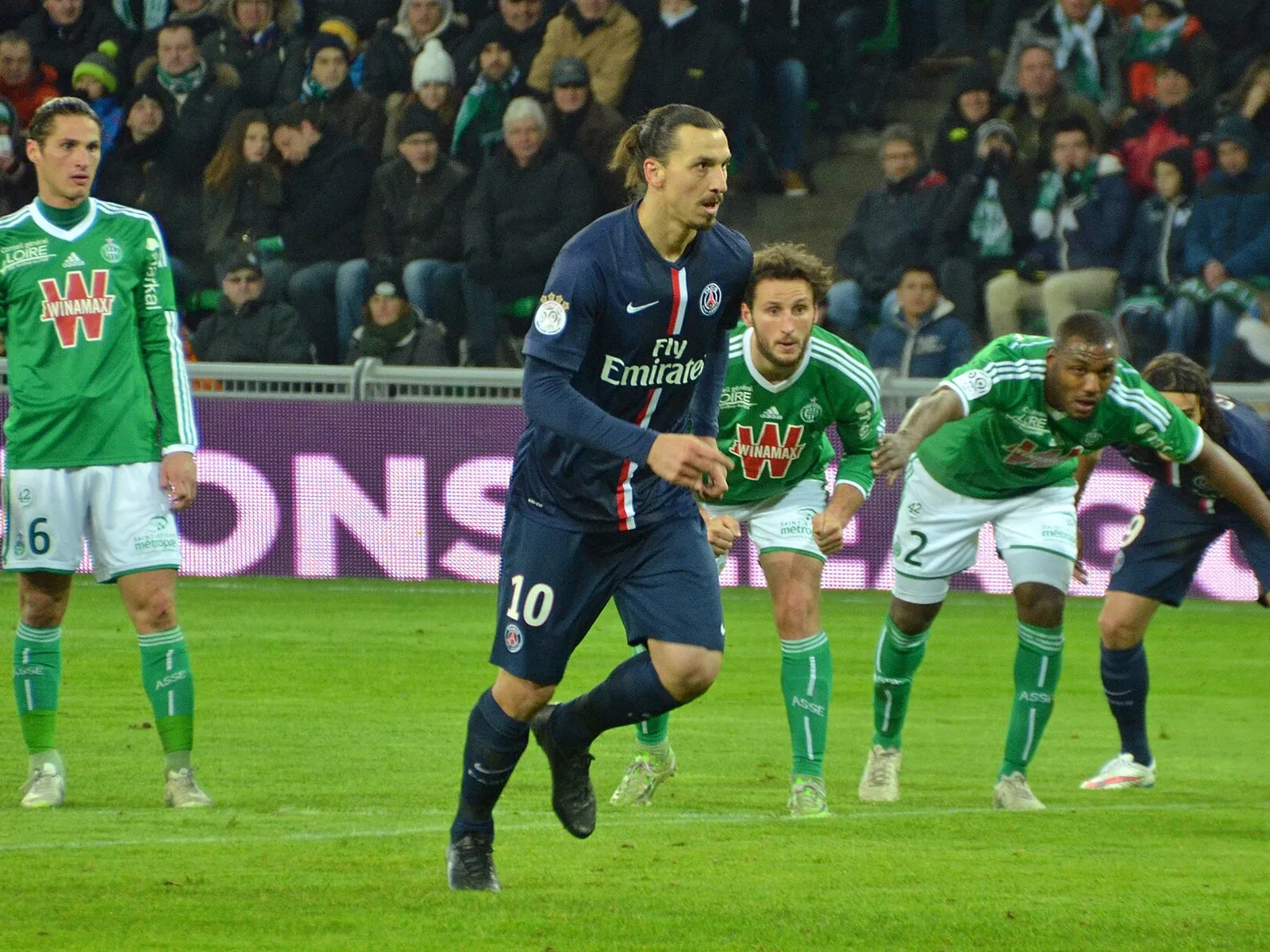 Zlatan Ibrahimović i Paris Saint-Germains tröja nummer 10 tar sats inför en straff mot Saint-Étienne i januari 2015